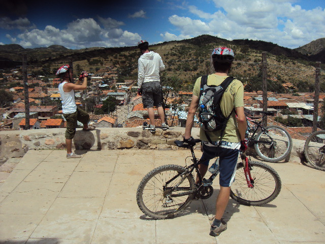 Bicicletas de montaña frente a la arquitectura colonial del pueblo de Yotala, parada final del tour de aventura en Sucre