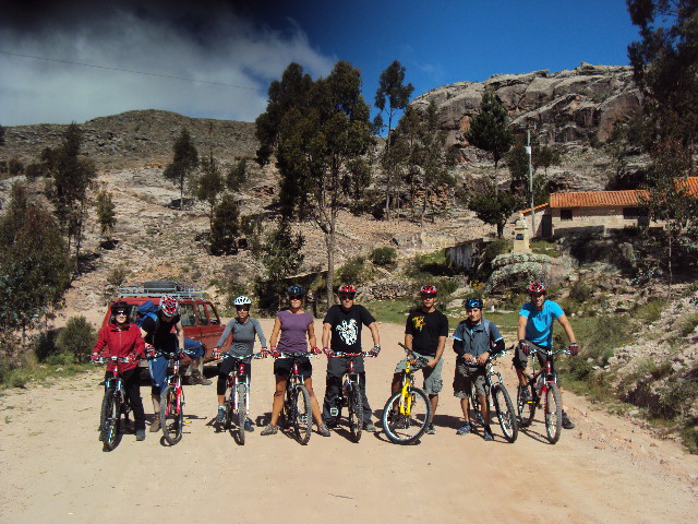 Grupo de turistas sonriendo después de completar el tour de mountain bike a Yotala con la agencia Bolivian Full Explorer en Sucre.