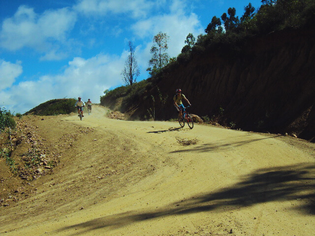 Ciclista disfrutando del descenso panorámico por los valles de Yotala en una excursión de montaña desde Sucre