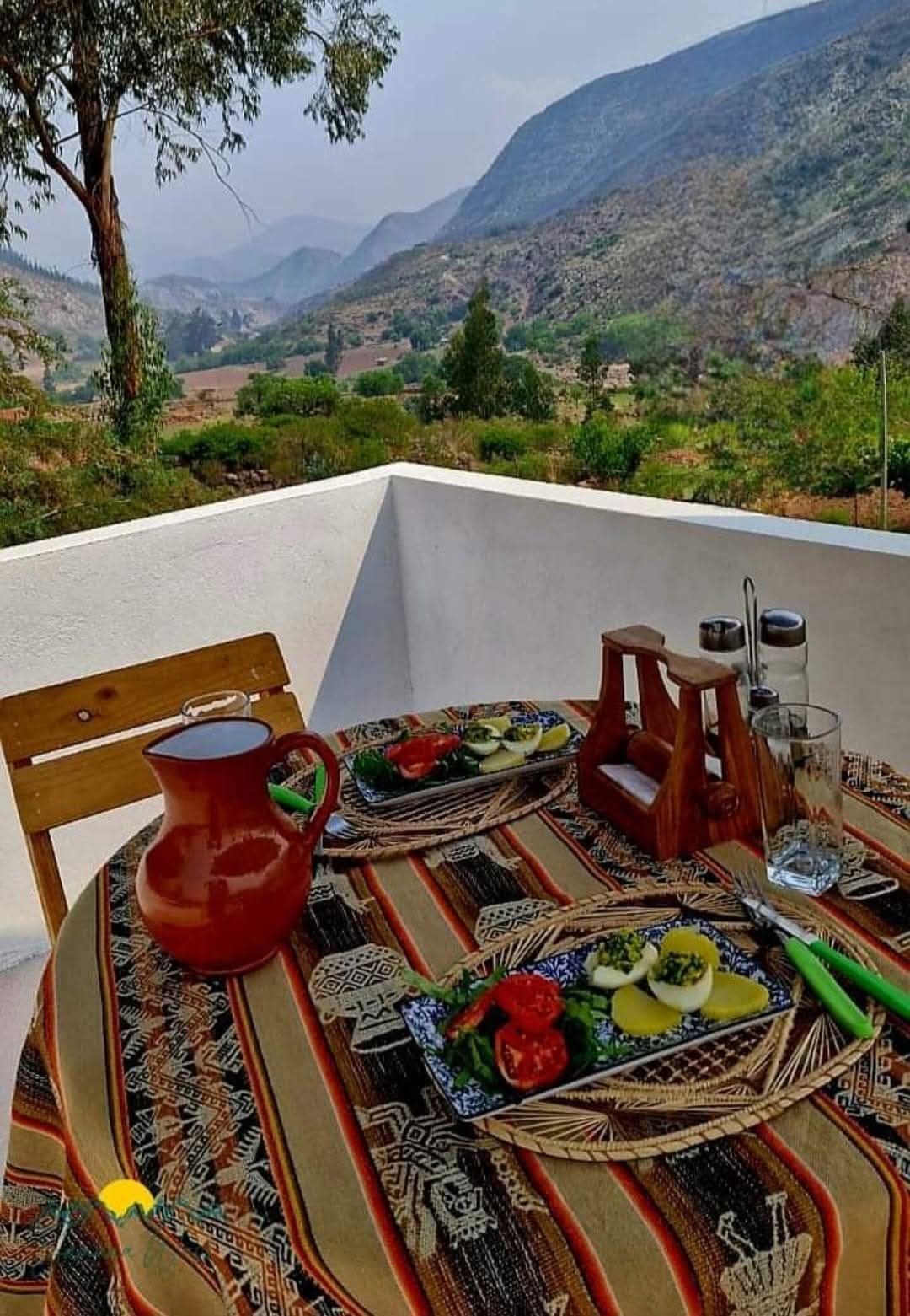 Desayuno al aire libre en casa de campo Socapampa con vistas a las montañas de Sucre Bolivia
