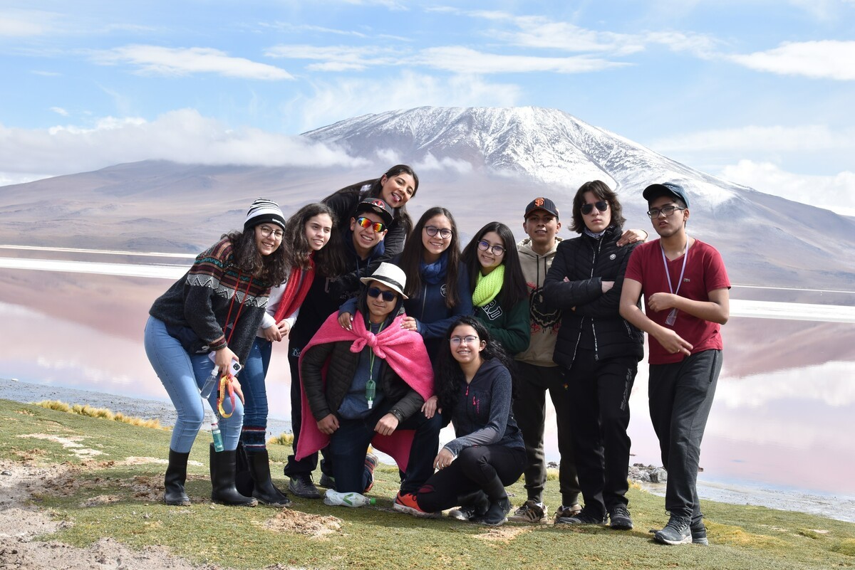 Grupo de turistas en Laguna Colorada durante tour de 3 días en el Salar de Uyuni Bolivia