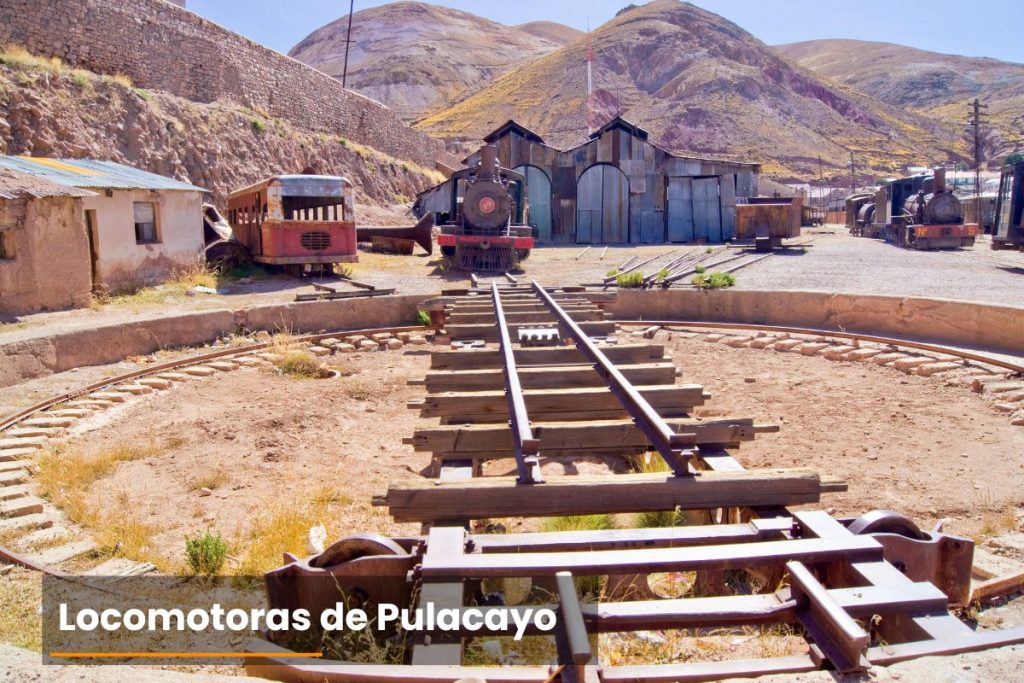 Antiguas locomotoras en Pulacayo, histórico centro ferroviario cerca de Uyuni, Bolivia