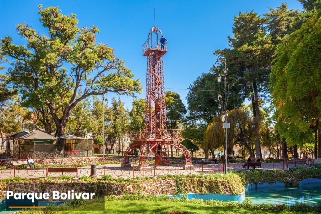 Parque Bolívar de Sucre con la réplica de la Torre Eiffel y jardines históricos