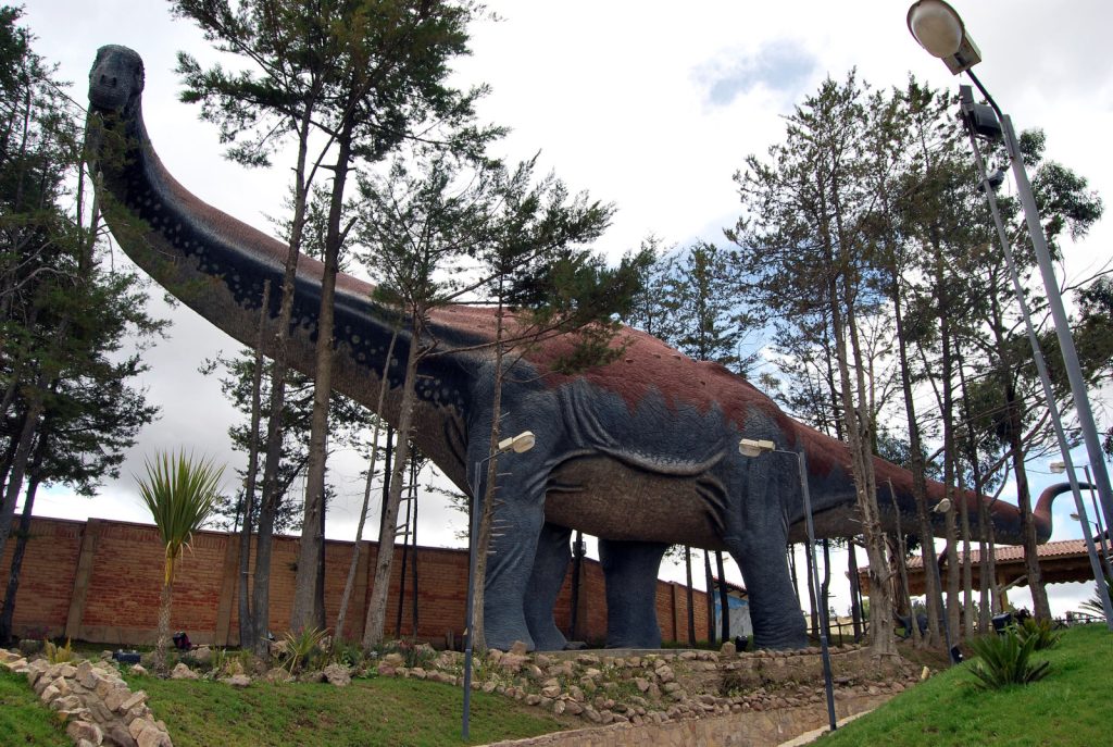 Réplica de dinosaurio en el Parque Cretácico de Sucre, Bolivia
