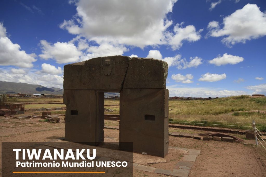 Puerta del Sol en Tiwanaku, sitio arqueológico Patrimonio Mundial de la UNESCO cerca de La Paz, Bolivia.