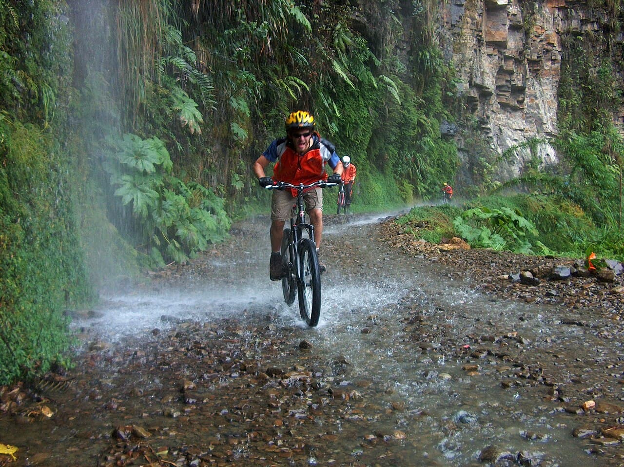 Ciclista recorriendo el Camino de la Muerte en los Yungas de Bolivia