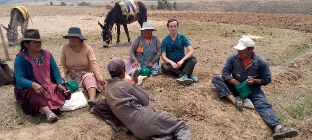 Viajeros compartiendo una experiencia cultural con habitantes de Puka Puka, Bolivia