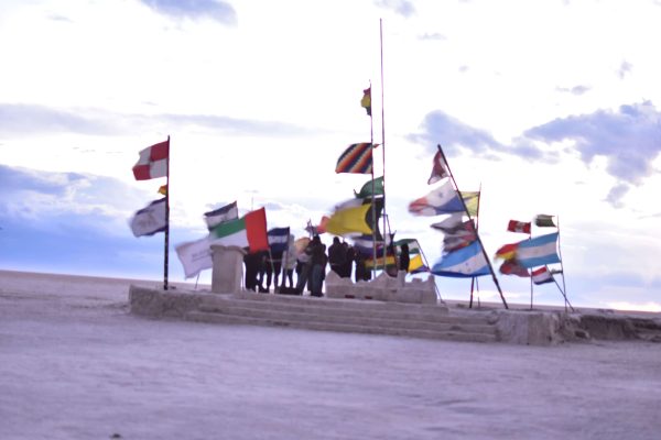 banderas en el primer hotel de sal en Uyuni